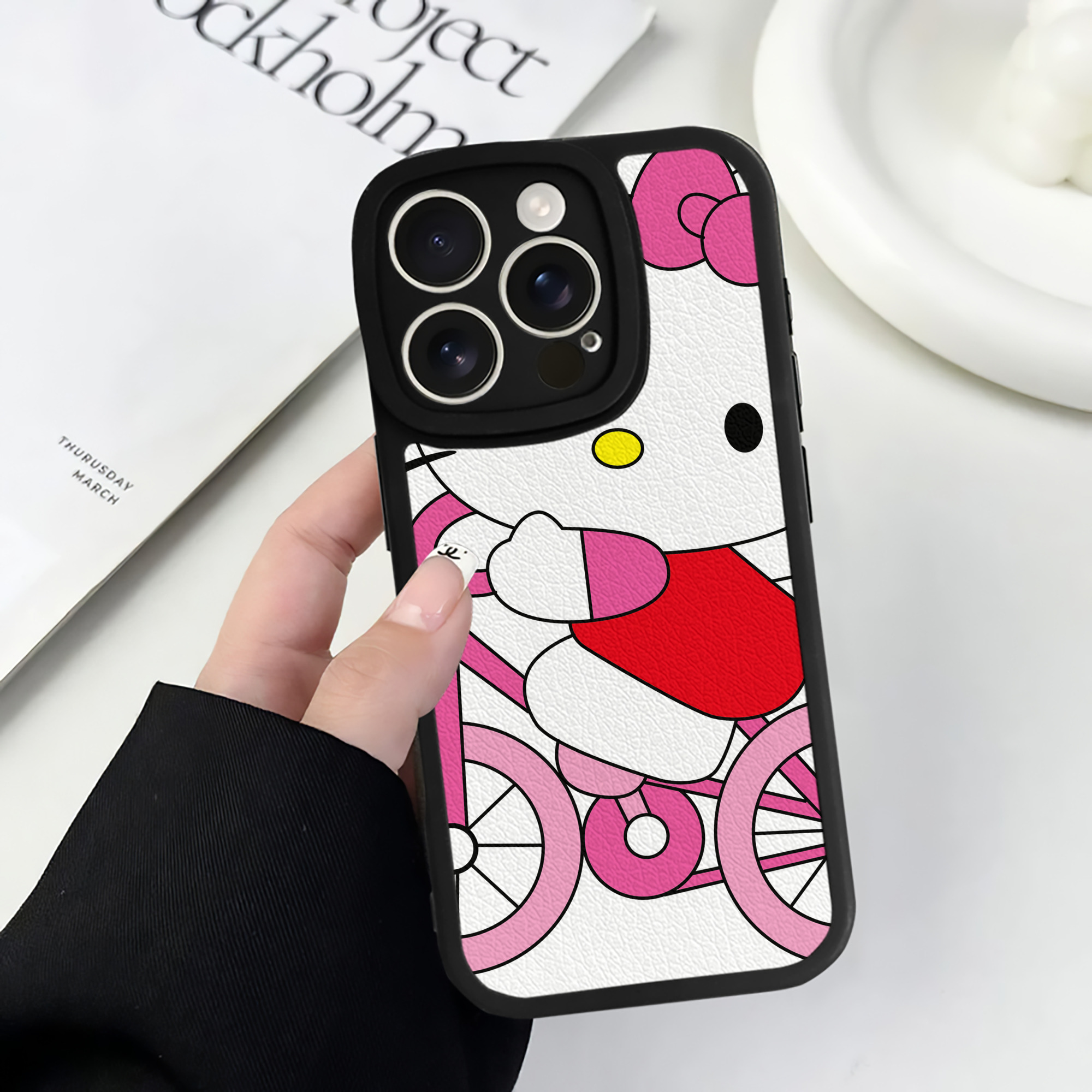 （画像用） Hello Kitty ハローキティ 【iPhone 16シリーズ対応】シリコンスマホケース（レザー調） 材質：シリコン